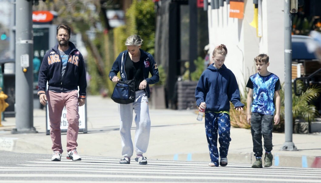 Jason Priestley med fästmön Naomi Lowde-Priestley, dottern Ava Veronica Priestley och sonen Dashiell Orson Priestley. Jason Priestley med familj.