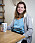 Jeanette Bergenstav sitter vid bordet hemma i Torslanda. På magen har hon en metallram inopererad inför en steloperation av bäckenlederna.