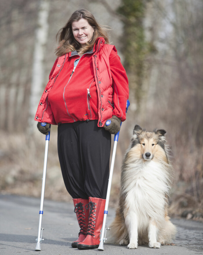Jeanette bar omkring på en metallram som skulle simulera effekterna av en steloperation av bäckenlederna. Här tillsammans med hunden Gizmo. Jeanette Bergenstav tillsammans med hunden Gizmo.