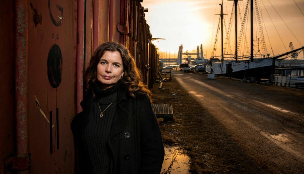 Jeanette Bergenstav är aktuell med debutromanen Syndoffer, där huvudpersonen drabbats av kronisk foglossning – precis som Jeanette själv. Journalisten och författaren Jeanetten Bergenstav fotograferad i en hamn.