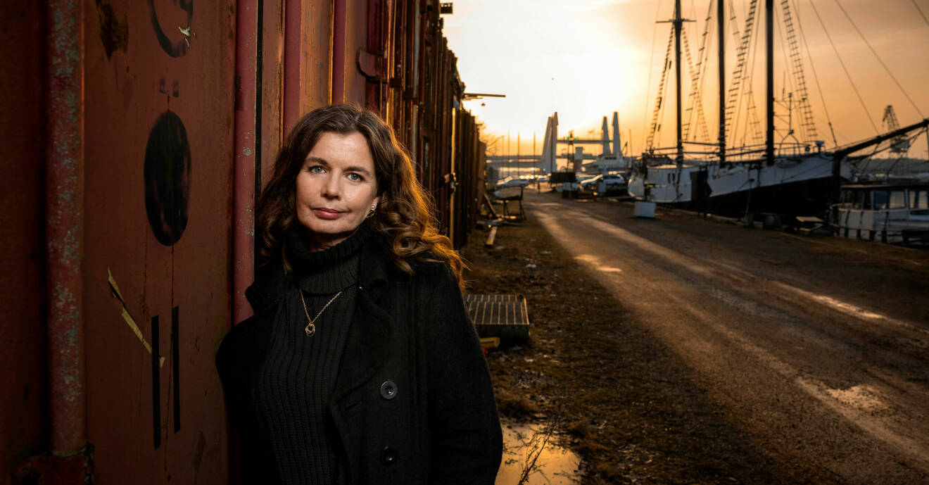 Journalisten och författaren Jeanetten Bergenstav fotograferad i en hamn.