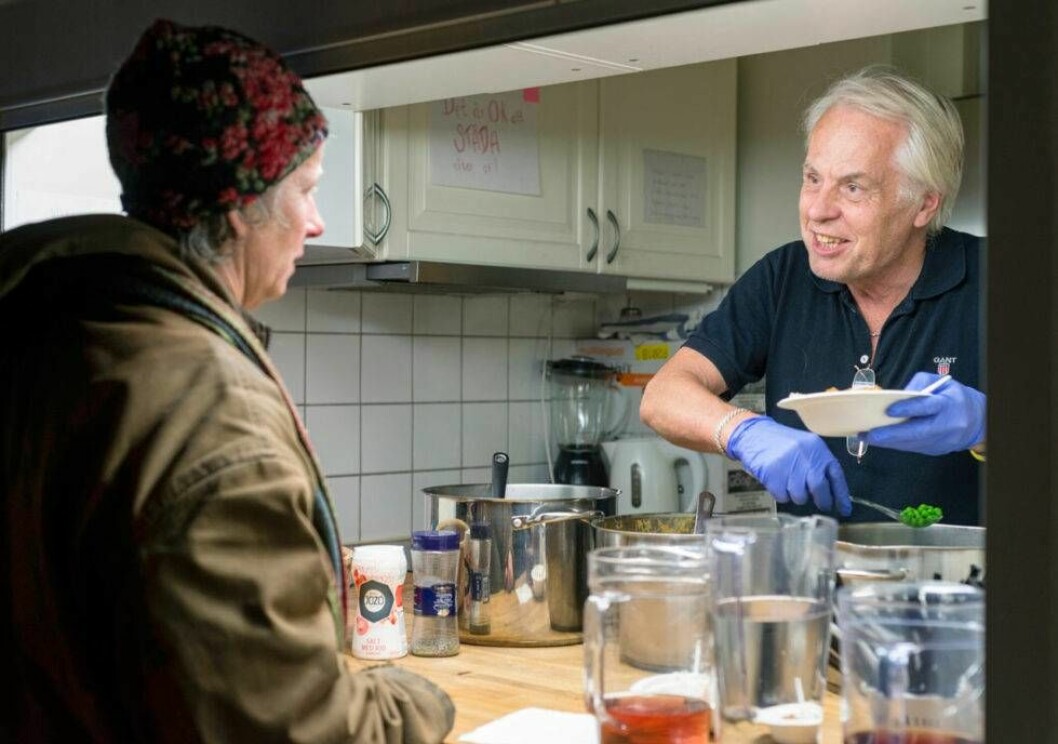 Numera finns en nattöppen lokal där de äldre kan få mat, en hårklippning och rena kläder. Foto: Jens Sjunesson I den nattöppna lokalen kan hemlösa äldre få ett mål mat.