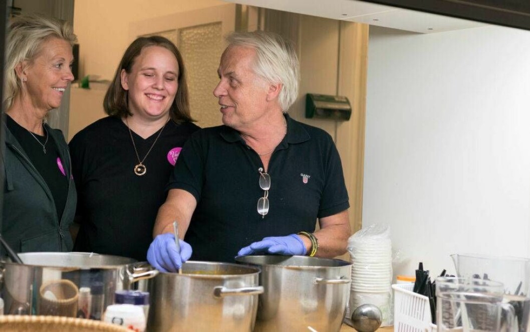 Volontärerna Kia, Christina och Kenta serverar mat till hemlösa. Foto: Jens Sjunesson Volontärer serverar med till hemlösa