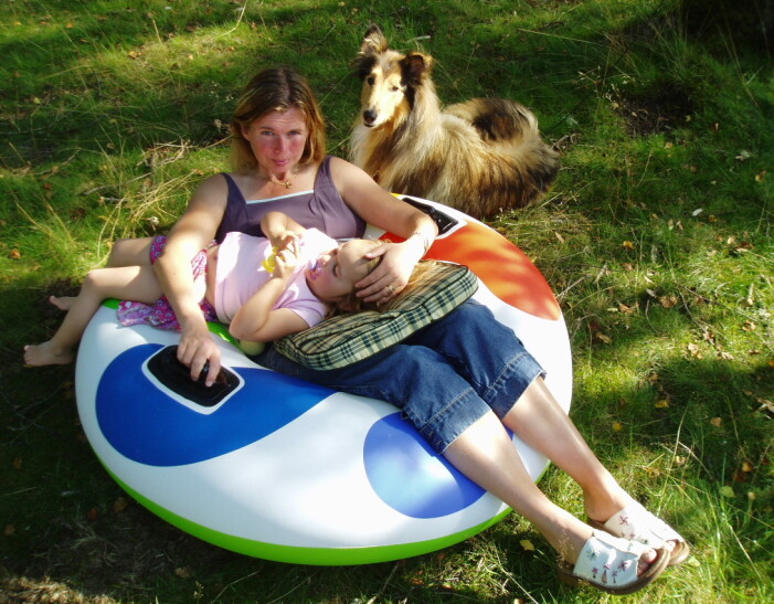 Sommaren 2006. ”Jag kunde inte följa med till stranden utan att ha något mjukt att sitta och ligga på. En jättebadring var perfekt och såg dessutom inte så ”sjukt” ut. Så det var en lösning jag gillade och ofta använde”, säger Jeanette. Jeanette Bergenstav tillsammans med dottern Patricia och hunden Domino 2006.