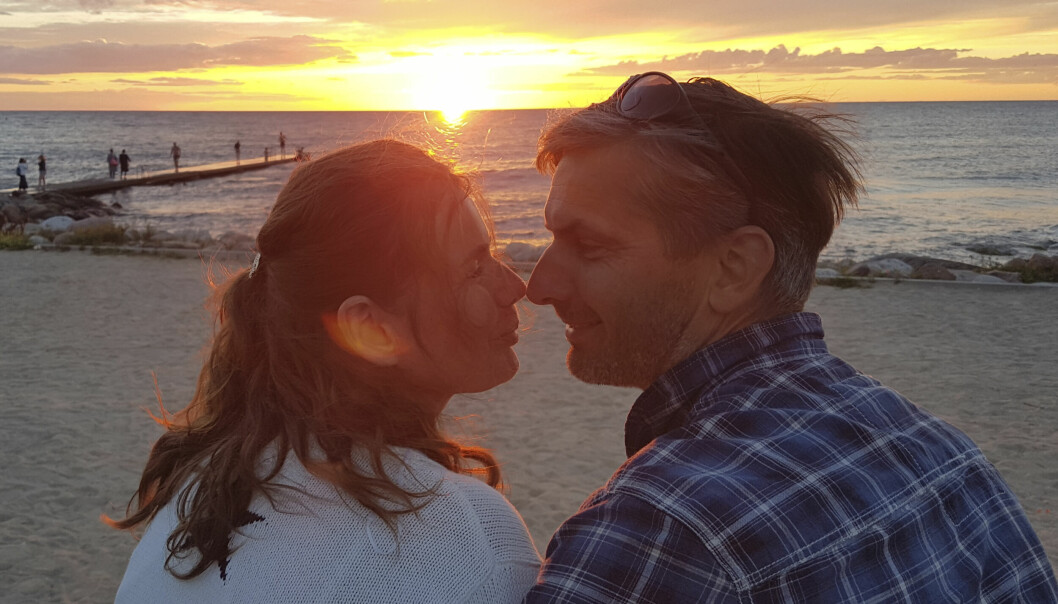 Jeanette och Patrik träffades i slutet av 80-talet och förutom att de är gifta har de också jobbat ihop under många år – hon som journalist och han som fotograf. Jeanette och Patrik Bergenstav på stranden i solnedgång 2016.