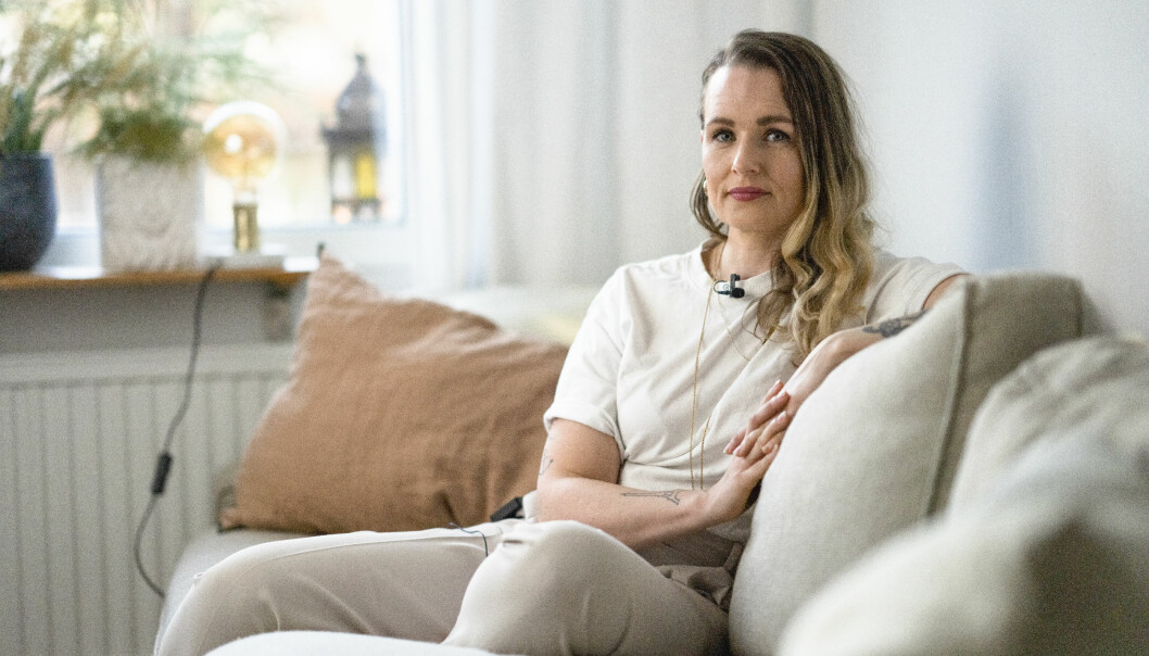 Jeanette Sjöblom var 28 år gammal när hon drabbades av tarmcancer. Jeanette Sjöblom, som drabbades av tarmcancer som nybliven mamma, hemma i sin lägenhet i Stockholm.