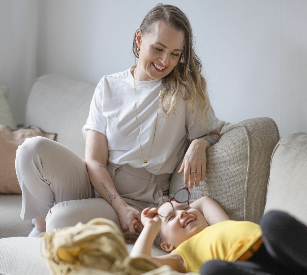 Under och efter sin cancerbehandling kände Jeanette en stor press att leva livet till max. I dag har hon hittat en bättre balans i livet, tillsammans med Cataleya. Jeanette Sjöblom tillsammans med dottern Cataleya i soffan hemma i Stockholm.