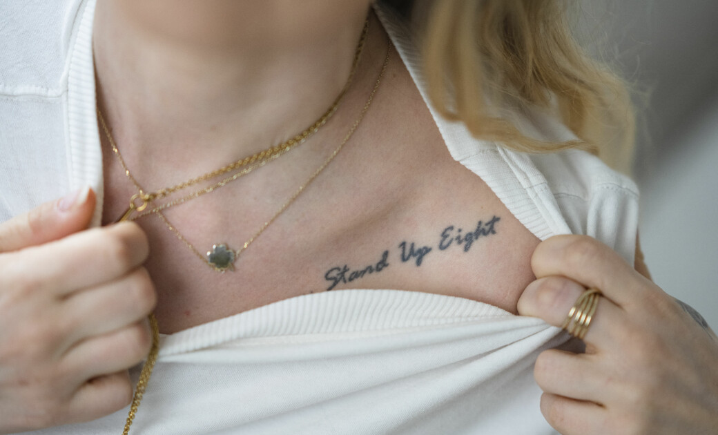 Tatueringen ”Fall seven times, stand up eight” är en symbol för Jeanettes kamp och förmåga att resa sig igen när livet knockar en. ”Jag insåg att tid är dyrbar och även om man behöver få tycka synd om sig, så är man ibland maktlös för förutsättningar och det bara var att skratta åt eländet och fortsätta framåt.” Jeanette Sjöblom visar sig tatuering på nyckelbenet som är en symbol för