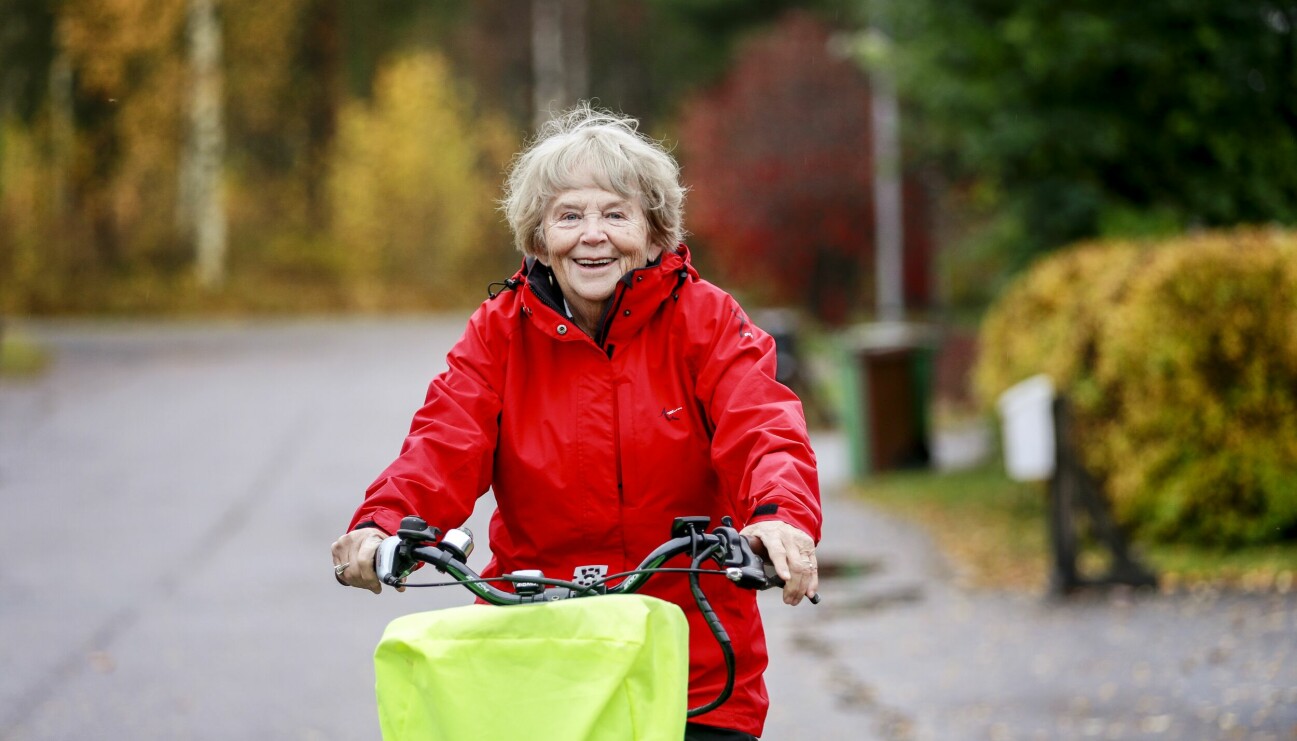 Jeannet Brännström kommer cyklande på sin elcykel och berättar hur hon efter att ha förlorat sin livskamrat Sune bestämde sig för att cykla Pilgrimsleden