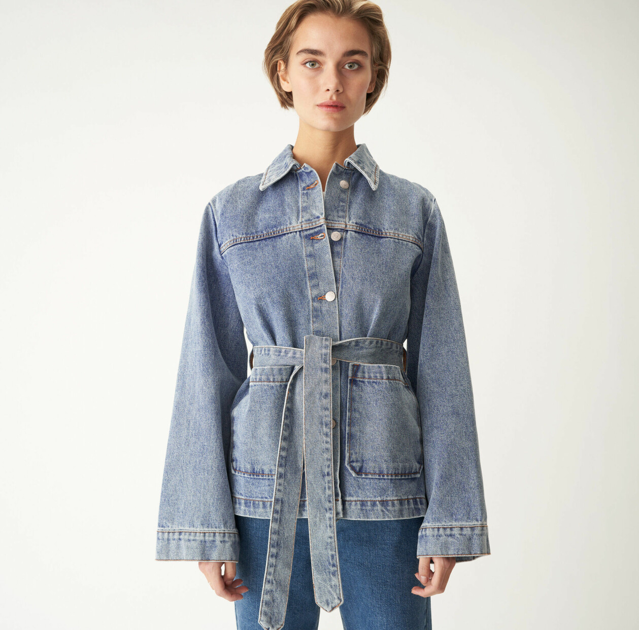 Kvinna i denimjacka.