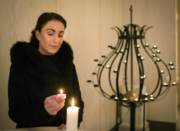Saknaden är stor efter lillasyster Johanna. – Hon var intelligent, snäll och sprallig, säger Jennie. Jennie Nordholm tänder ett ljus för sin lillasyster Johanna som dog efter ett halvt liv med ätstörning och ett missbruk.