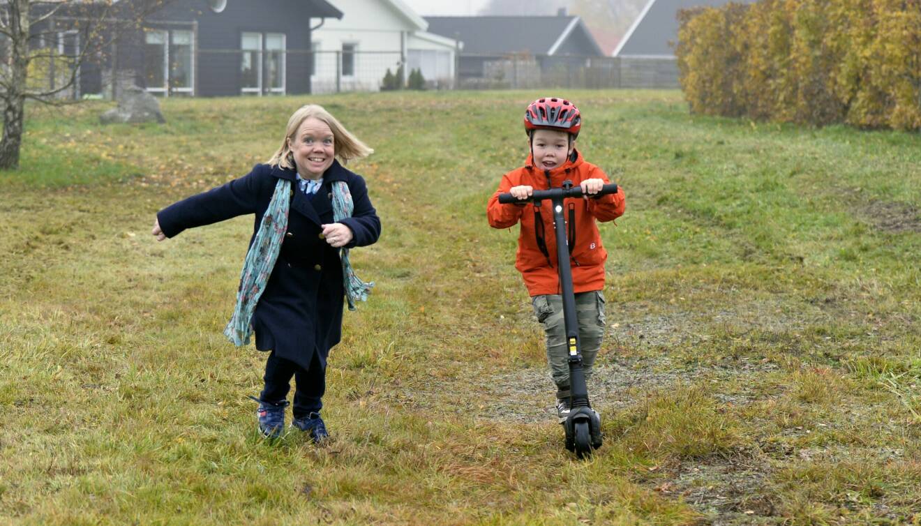 Jennie springer och sonen Erik kör elsparkcykel.