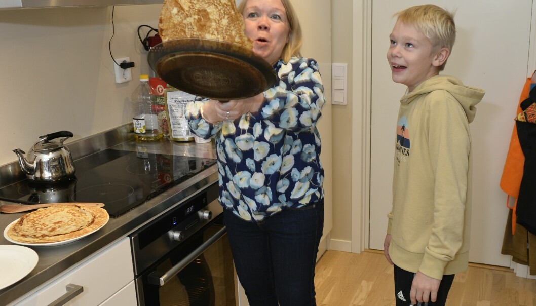 Jennie och sonen Oskar gräddar pannkakor.