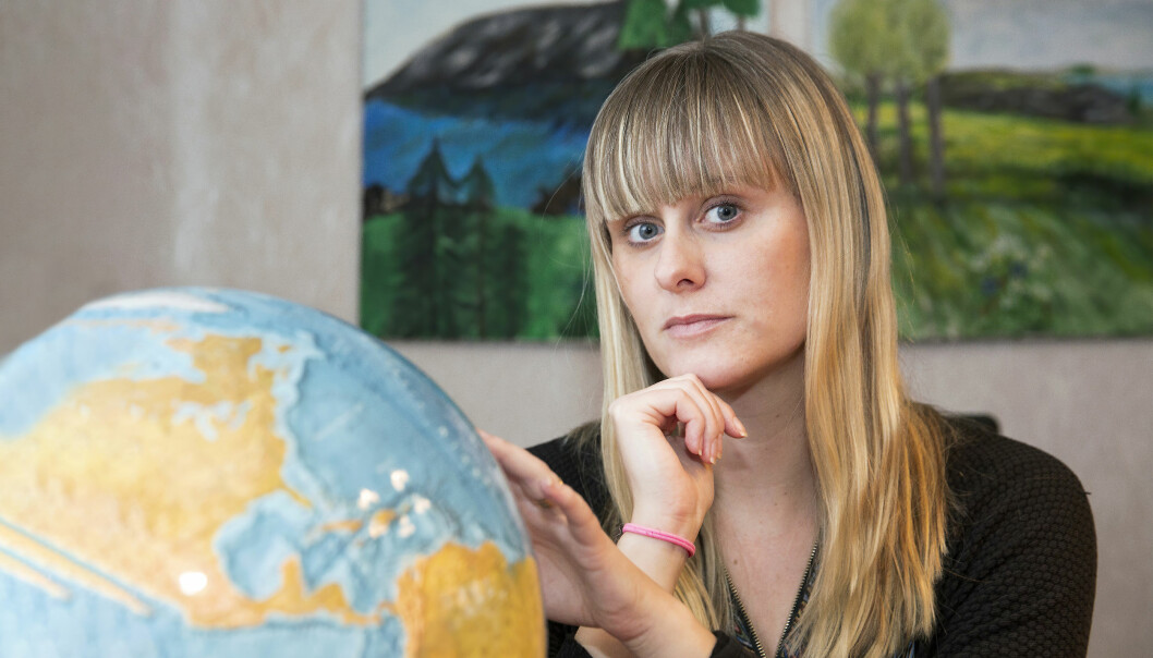 Ibland gör sig domedagstankarna påminda och då faller Jennie ner i ett tröstlöst mörker och drabbas av panik. Jennie tittar in i kameran och håller handen på en jordglob.