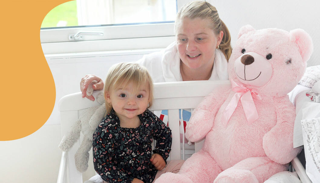 Jennifer och dottern Izabelle sitter tillsammans i dotterns rum. På bilden syns också nallen som räddade Izabelles liv.