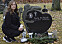 Jennifer sitter på huk på kyrkogården bredvid sin mamma Carlas gravsten som är formad som ett hjärta och där det finns en porträtt av mamman