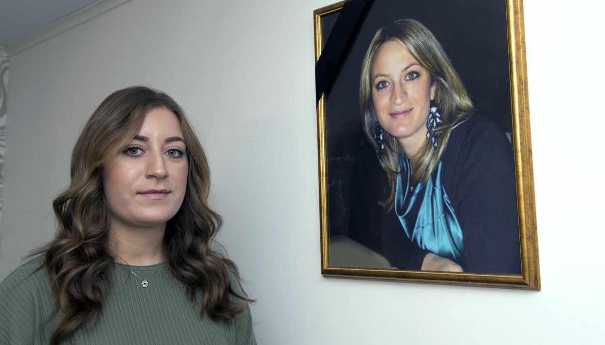 Jennifer är slående lik sin mamma Carla Saado, som mördades endast 31 år gammal. Jennifer står vid en vägg där det hänger ett inramat foto av hennes mamma Carla.