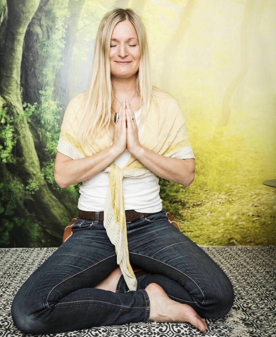 Jenny har en yogastudio i sitt hem i skånska Höllviken. Jenny Åsenlund utövar yoga