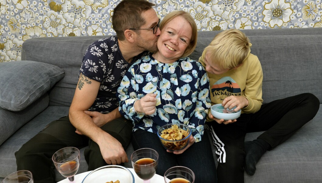 Jennie myser i soffan med mannen och yngste sonen.