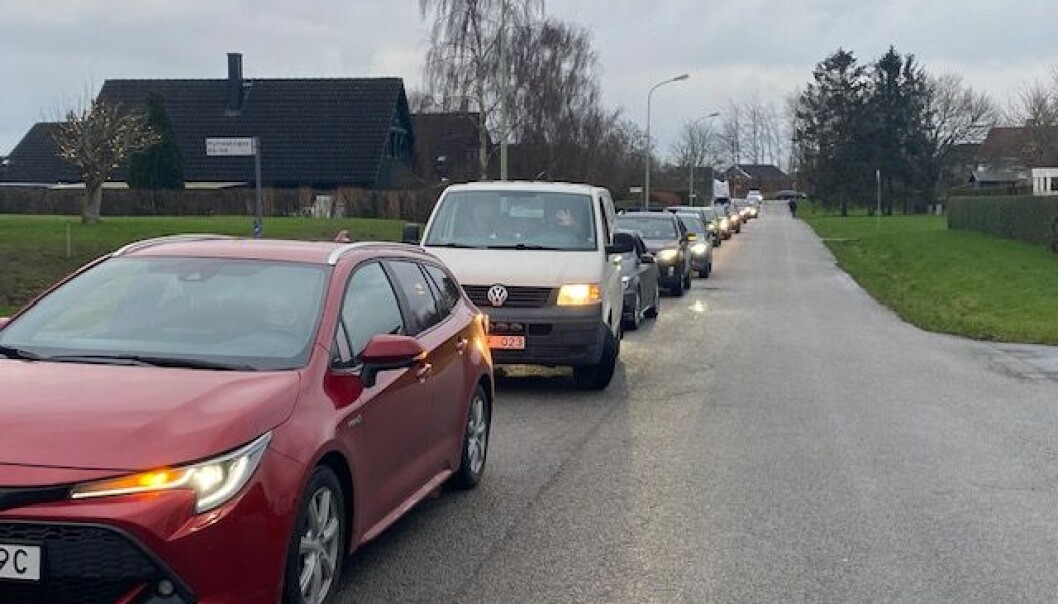 En kilometerlång bilkaravan ringlade utanför Jennys hus på nyårsafton 2020. Bilarna var fulla av vänner och bekanta som ville överraska Jenny. En kilometerlång rad av bilar utanför Jenny Kroons hus på nyårsafton 2020.
