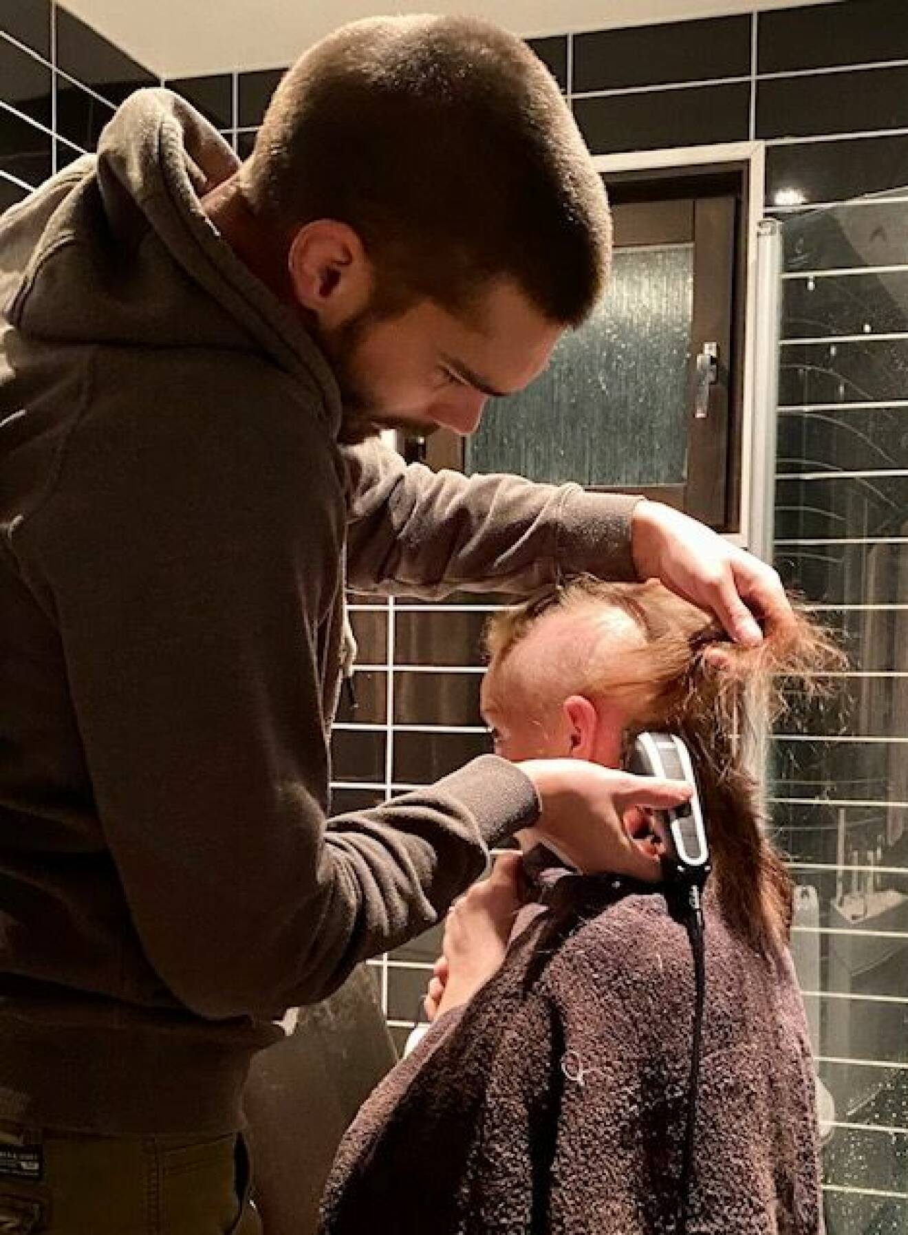 Jenny Kroons pojkvän Kim rakar av henne håret i samband med en cancerbehandling.