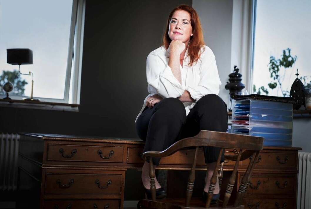 Det Jenny Küttim inte kan om Sveriges mest kände ”seriemördare” genom tiderna är inte värt att veta. Hon har lagt tusentals timmar på att researcha fallet. Foto: Veronica Kindblad Jenny Küttim sitter på ett skrivbord med hakan i handen och tittar in i kameran
