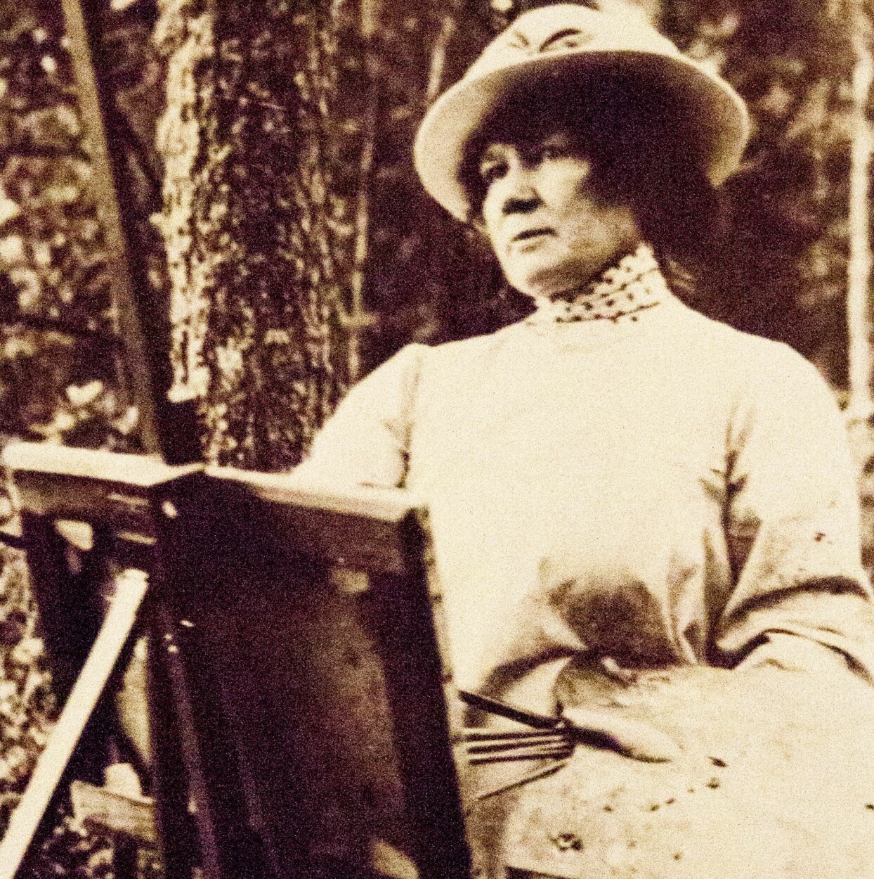 Foto: Szilas Jenny Nyström målar ett porträtt på canvas.