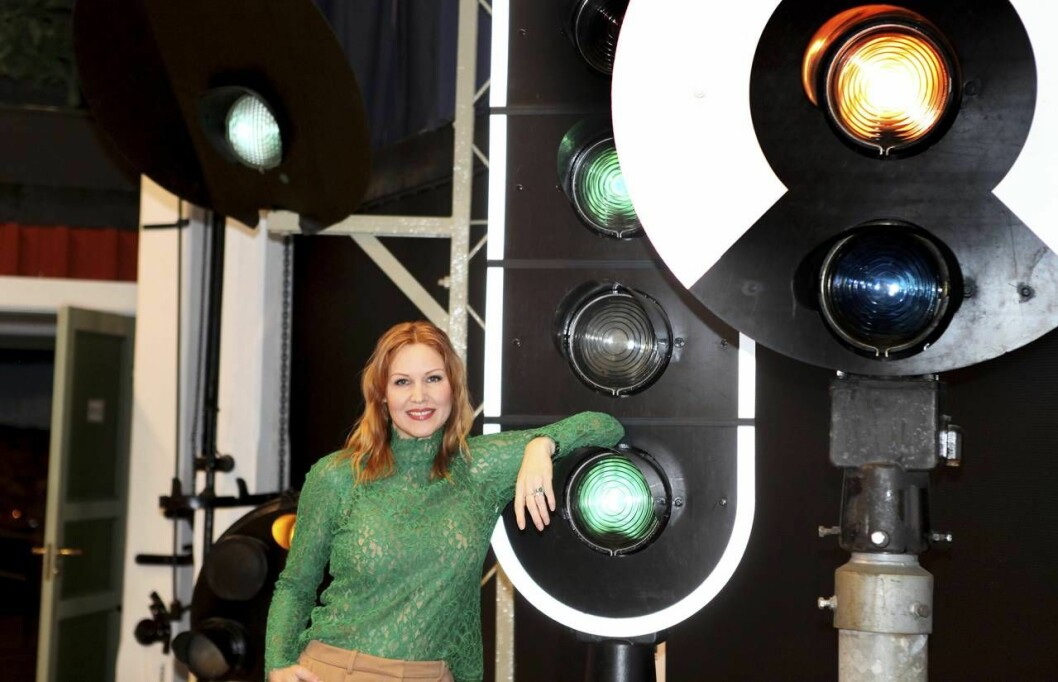 Jenny fotograferad i miljö med trafikljus 