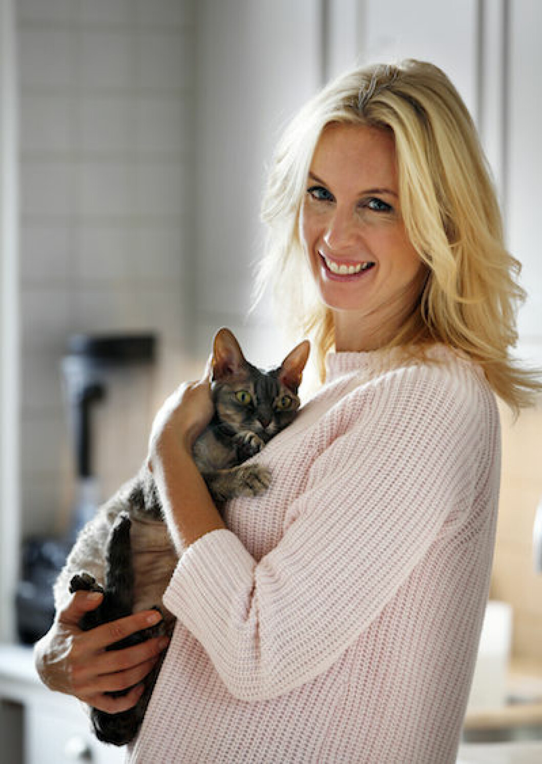 Kärleken lyser om matte Jenny Strömstedt och devon rex-katten Kerstin. Foto: Stefan Nilsson Jenny Strömstedt med katten Kerstin.
