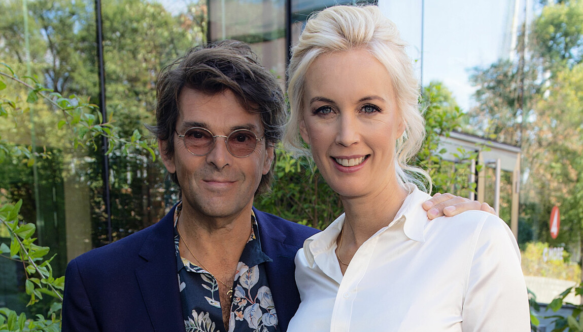 Niklas Strömstedt har tidigare varit gift med Efva Attling samt varit förlovad med både Agneta Sjödin och Kattis Ahlström. Tillsammans med Efva har han sönerna Simon och Adam Strömstedt. Med Agneta har han dottern Maja Strömstedt. Jenny Strömstedt var tidigare gift med Fredrik Östergren som hon har tre döttrar tillsammans med: Vanna och tvillingarna Kitty och Mika Östergren. Niklas och Jenny Strömstedt gifte sig 2011.