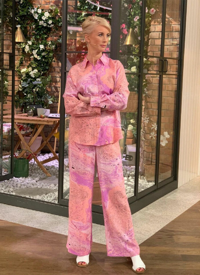 rosa skjorta och byxor jenny strömstedt nyhetsmorgon