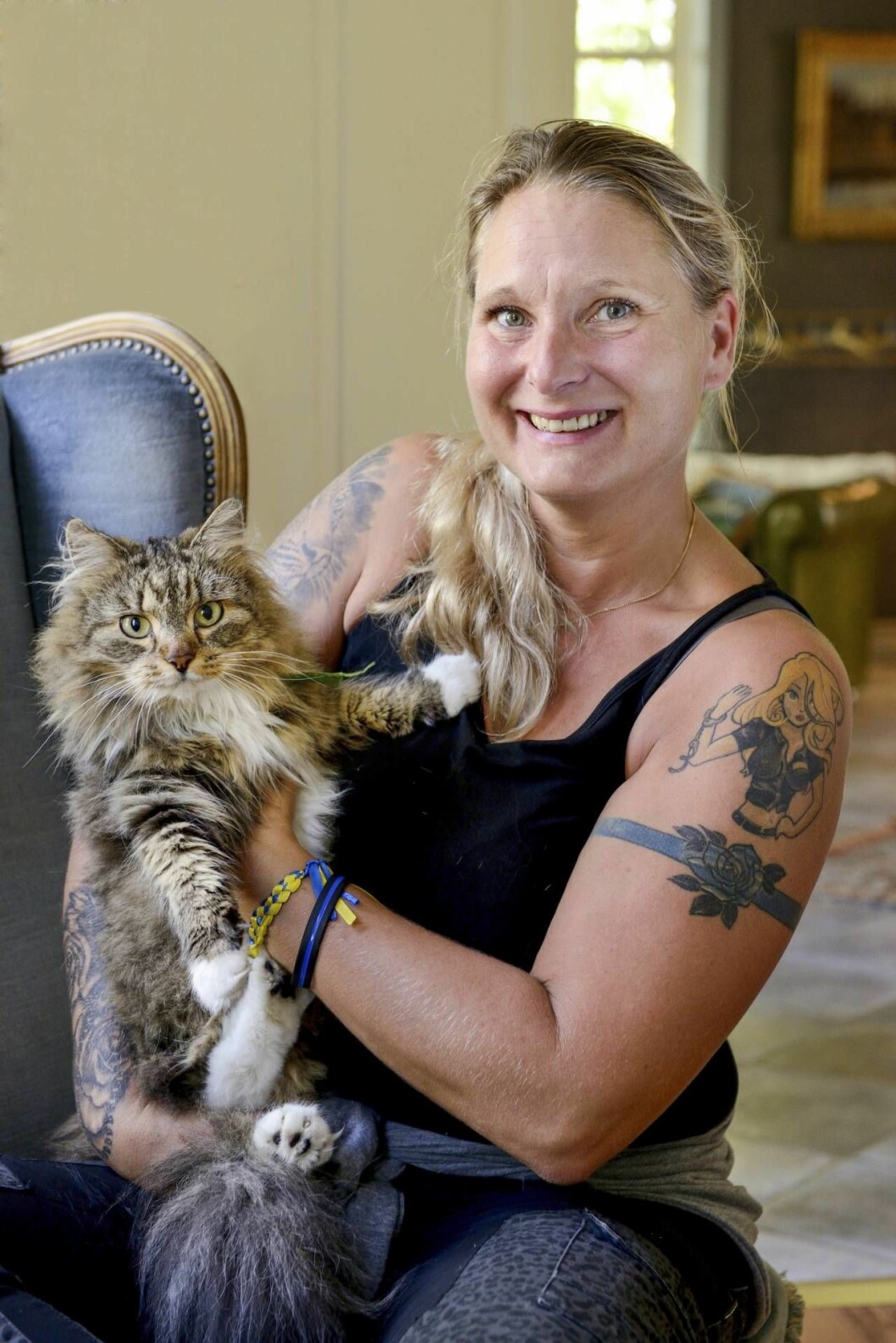 På Instagramkontot <a href="https://www.instagram.com/tilltufsade_polisen/" target="_blank" rel="noopener"><em>Tilltufsade polisen</em></a> kan du följa Jennys liv, både privat och på jobbet. Foto: Joi Grinde Jenny sitter och gosar med sin katt
