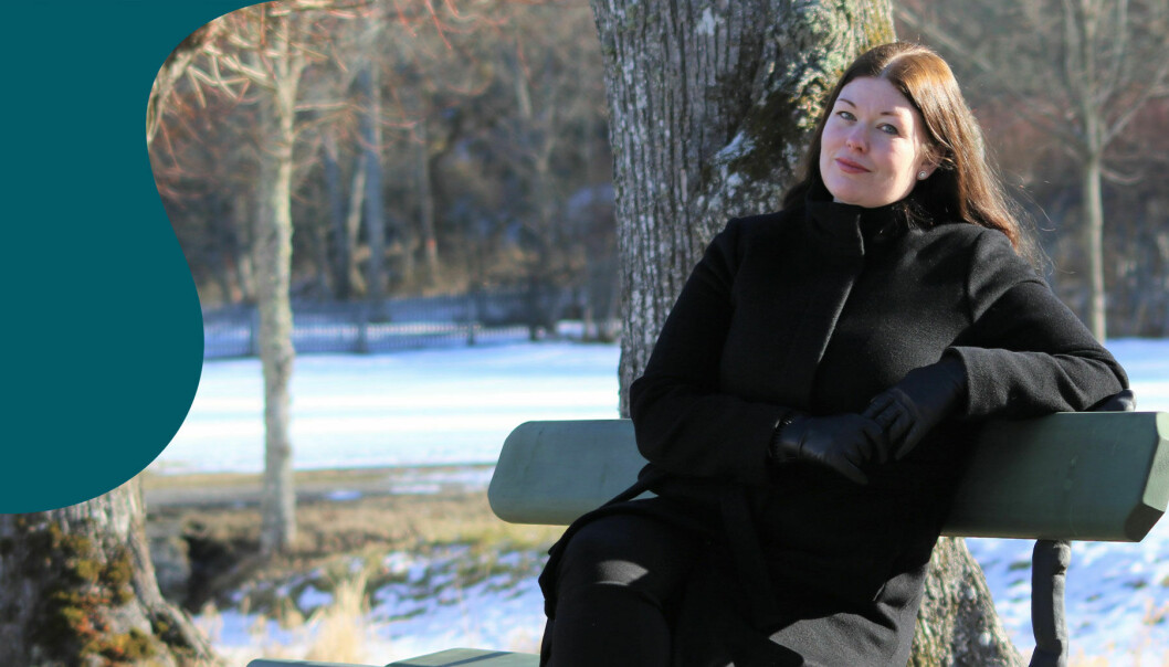 Jenny Wernborg, som gick med dolda förlossningsskador i 14 år, sitter på en parkbänk.