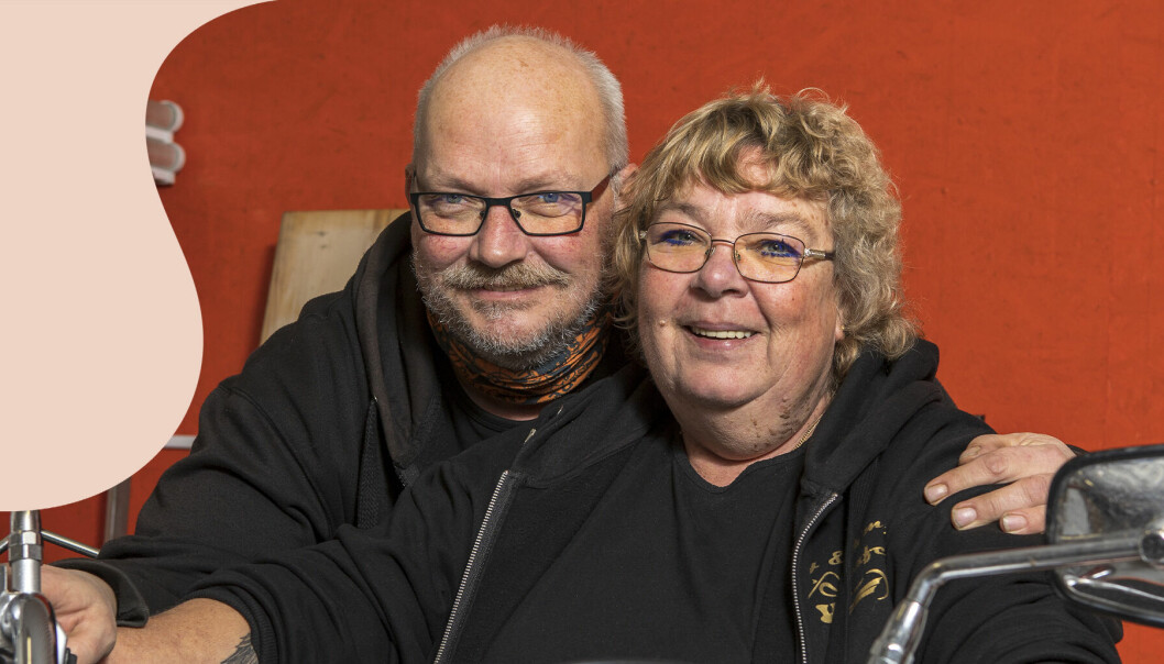 Kim håller armen runt sin fru Jenny. De har båda mörka glasögon på sig.