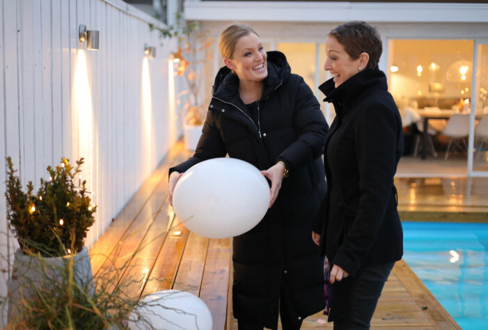 Sabine och Jenny tycker båda att det är viktigt att skratta mycket tillsammans – trots Jennys dystra diagnos. Sabine Wulff och hennes syster Jenny Kroon ordnar skrattande med ljusdekorationer