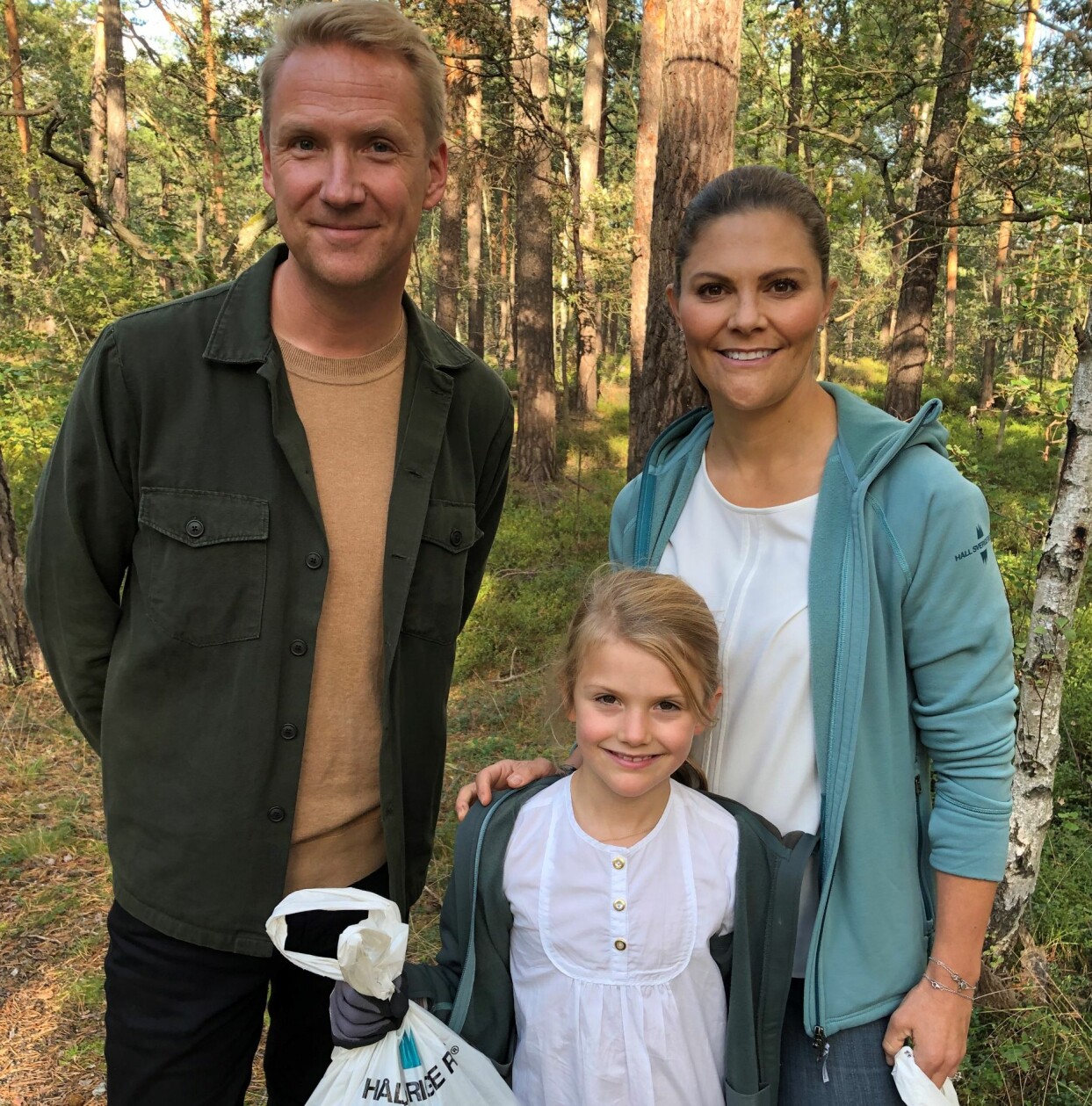 Jesper Börjesson har träffat kronprinsessan Victoria och prinsessan Estelle. Foto: TT Jesper Börjesson tillsammans med Kronprinsessan Victoria och prinsessan Estelle under inspelningen av TV4:s julprogram.
