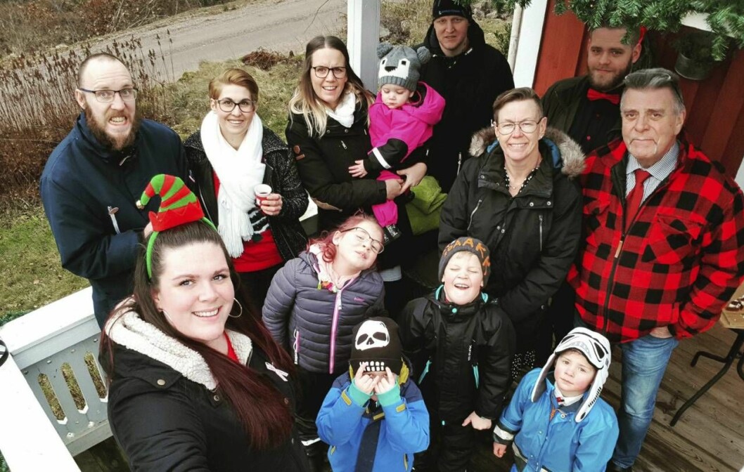 Jessica och Knut omgivna av döttrar, svärsöner och barnbarn. Bakre raden från vänster: Oskar, Madeleine, Cecilia med Lii i famnen, Ola, Andreas. Främre raden från vänster: Julia, Thea, Dio, Loke, Wilma. Foto: Privat. Jessica Andersson med många familjemedlemmar samlade.
