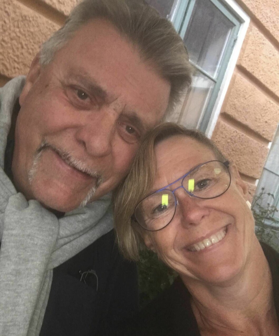 ”Vi var två trasiga människor som fann varandra”, säger Jessica som fick många lyckliga år med sin Knut. Foto: Privat. Jessica lutar sig mot Knut och ler.