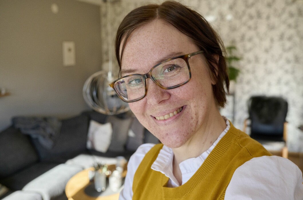 – Jag är friskförklarad från min diabetes rent medicinskt och mina komplikationer blir inte värre, säger Jessica som nu kan se framåt. Jessica Lindgren hemma i vardagsrummet i marklägenheten i Ängelholm.