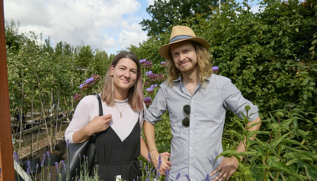 Jessica Lundin och Erik von Hofsten har precis köpt ett hus vid Järna och vill anlägga en trädgård som gynnar den biologiska mångfalden. Jessica Lundin och Erik von Hofsten besöker visningsplantskolan på Kiviks musteri och berättar att de har köpt ett hus vid Järna och vill anlägga en trädgård som gynnar den biologiska mångfalden.