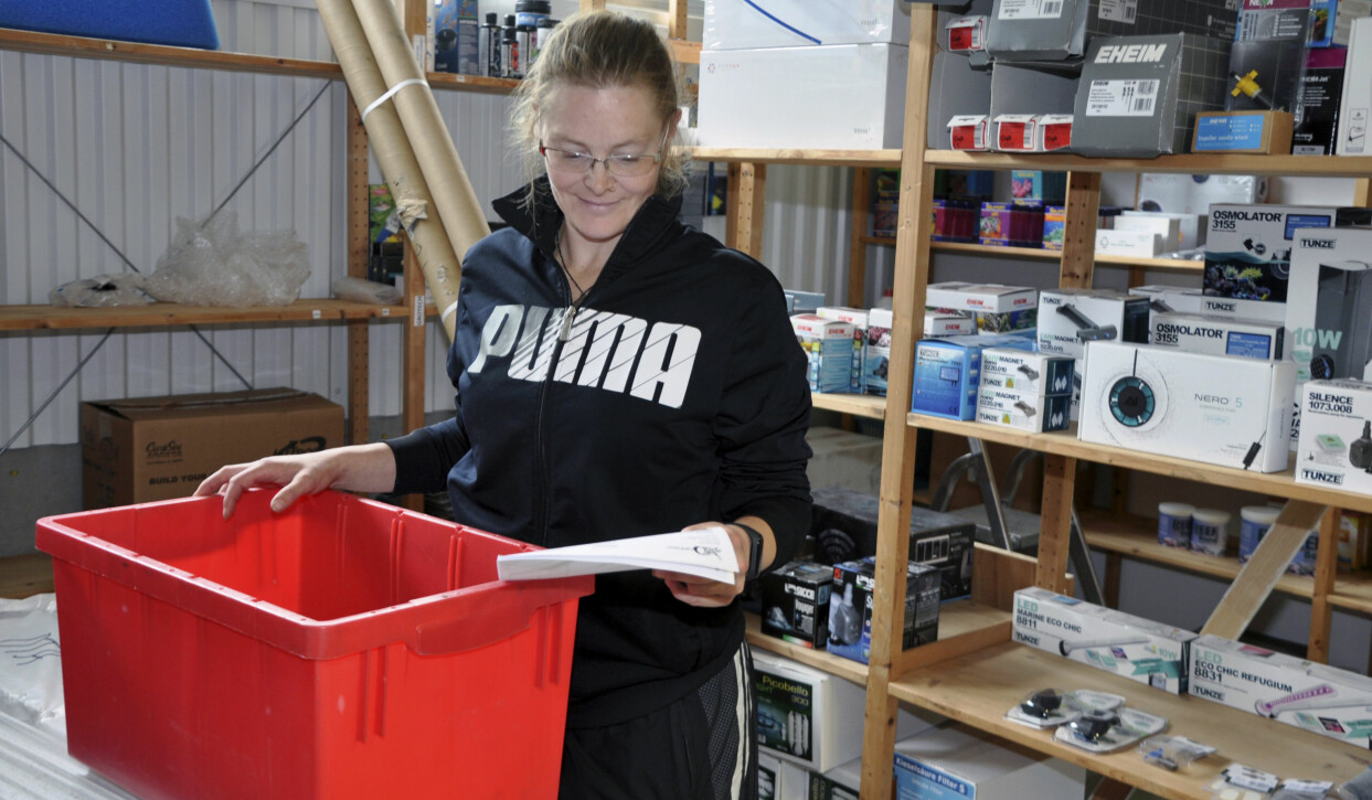 Jessica Leanderz kände sig genast hemmastadd i Skåne. Hon behövde komma bort från sin gamla miljö i Norrköping och fick så småningom jobb i Hässleholm. Jessica har vuxit med uppgiften. Hon fick ansvar för både lager och trädgårdsavdelning, innan företaget gick i konkurs. Nu siktar hon istället på att starta eget inom trädgårdsskötsel. Jessica sorterar papper i en låda på ett kontor.