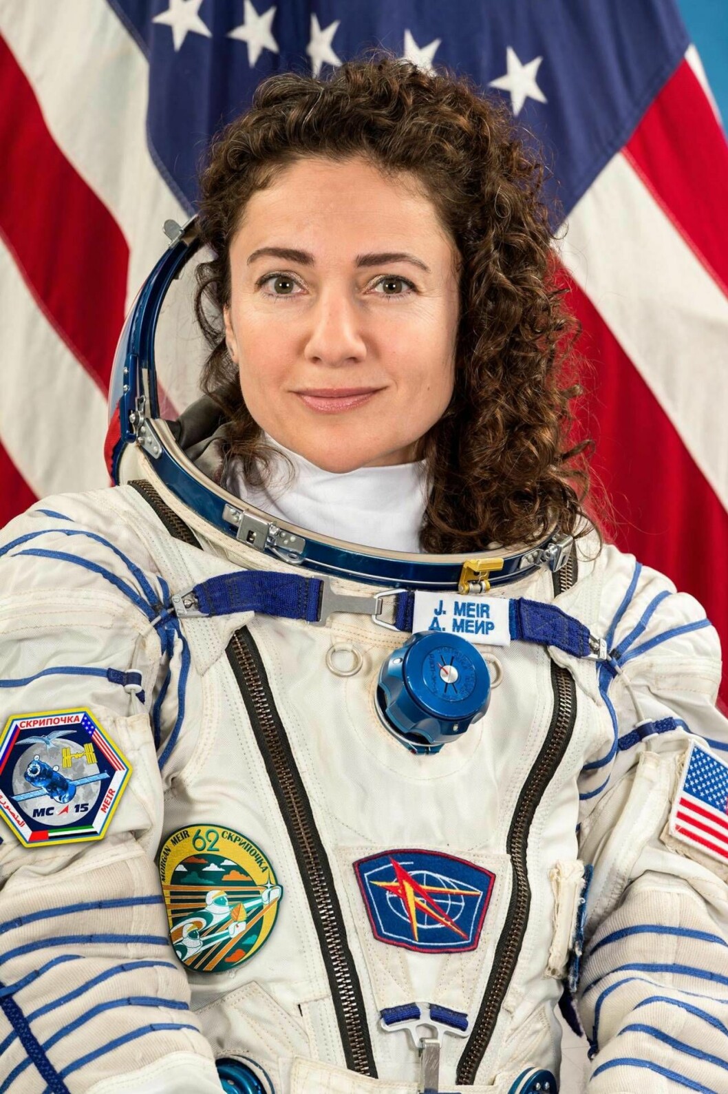 25 september åker svenska Jessica Meir till rymden för att vistas där i hela sex månader. Foto: Nasa Astronauten Jessica Meir med den amerikanska flaggan i bakgrunden.