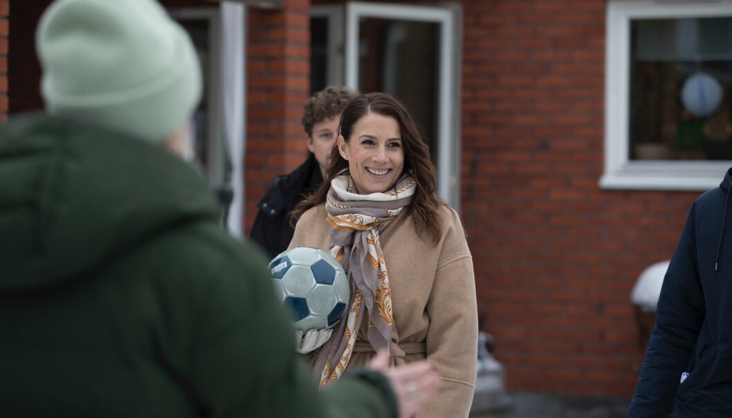 Jill Johnson som Camilla i serien <em>Udda veckor </em>på discovery+. I bakgrunden skymtas skådespelaren Charlie Gustafsson. Jill Johnson gör skådespelardebut som Camilla i serien Udda veckor på discovery+