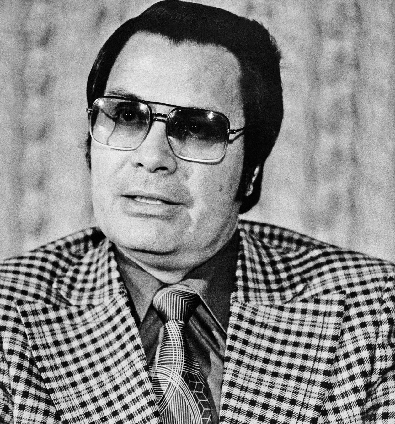 Jim Jones samlade tusentals följare till Folkets tempel. Hans tankar om en kristendom spetsad med progressiva sociala idéer attraherade folk ur alla samhällsgrupper. Och församlingens medlemmar var hängivna. Pastor Jim Jones