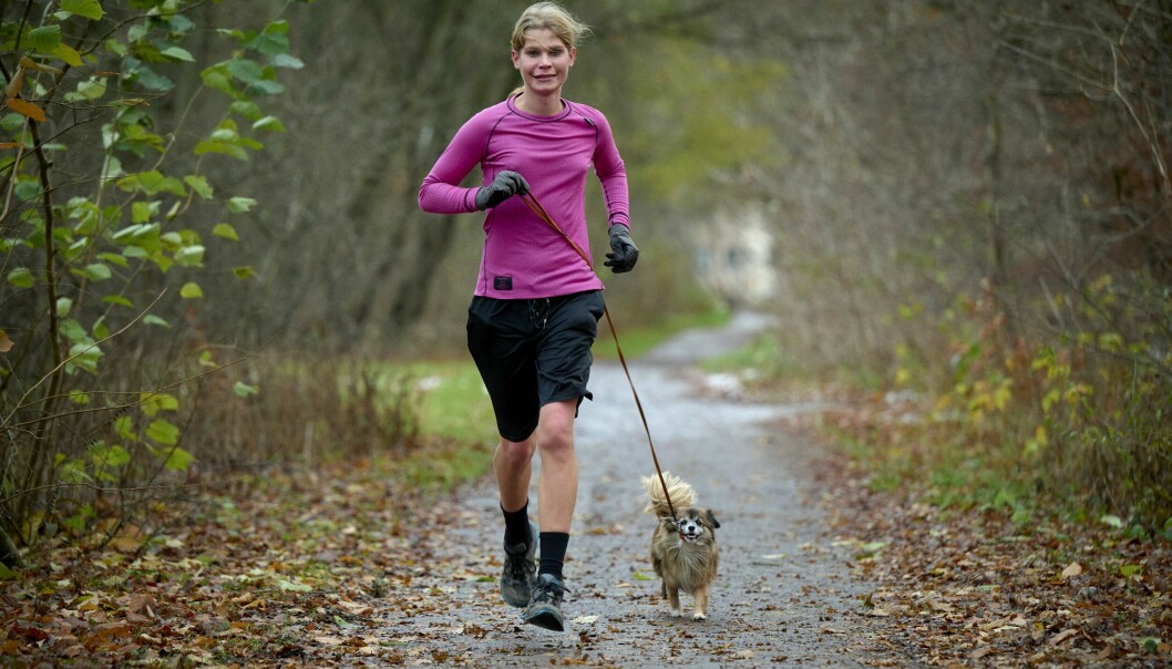 Jimmy är ute på en löparrunda med hunden Kia och berättar att hon drömmer om att få springa maraton i OS för Sverige.