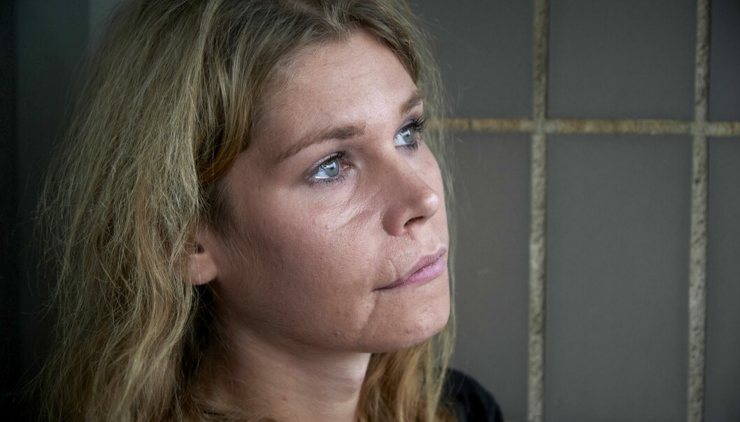 Jimmy tittar bort och berättar om hur uppväxten var ett helvete och att hon mobbades i skolan för att hon var annorlunda