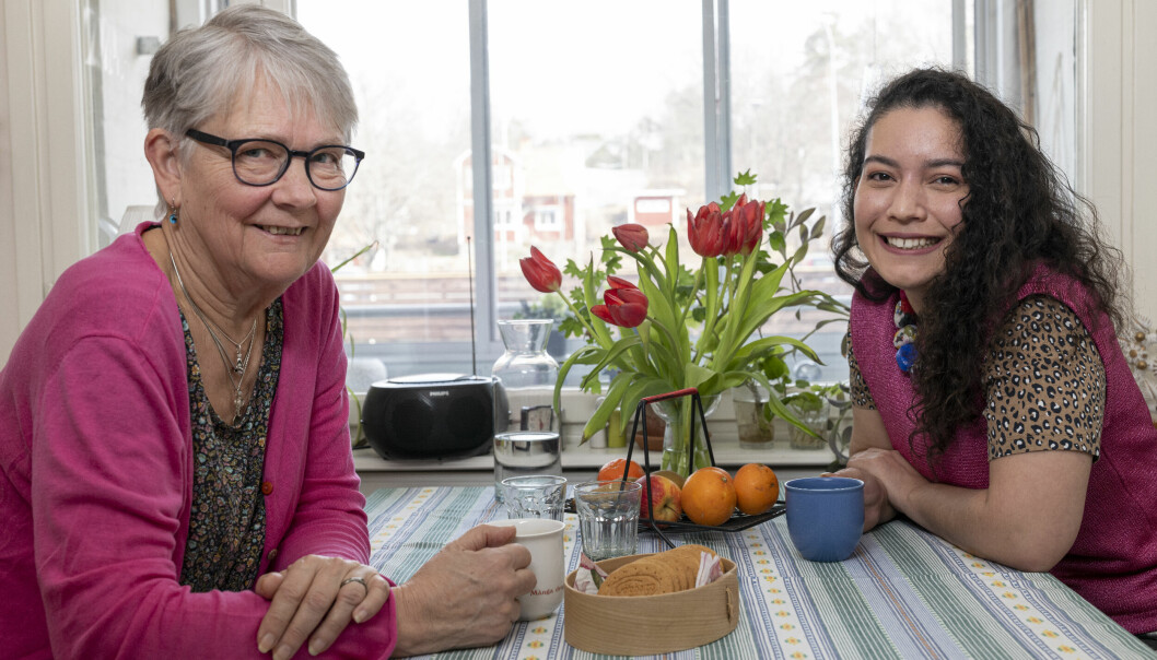 Språkvännerna Barbnro och Joana samtalar och fikar vid köksbord.