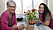 Språkvännerna Barbnro och Joana samtalar och fikar vid köksbord.