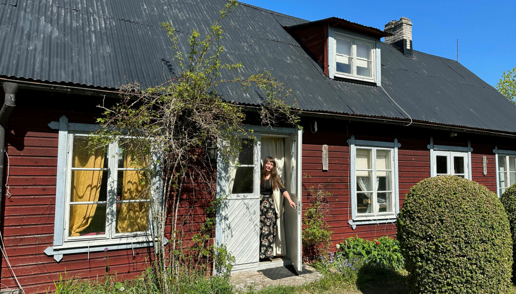 ”Jag är så glad att jag landade här i Burs, med gemenskapen och alla fina människor som finns här”, säger JoAnn. JoAnn står vid sitt röda hus på Gotland