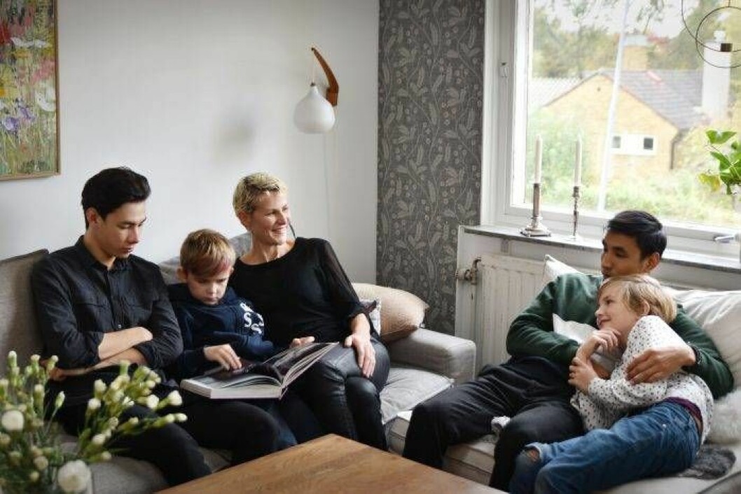Joanna Ågren tillsammans med barnen Tim och Selma samt ungdomarna Nas och Mehdi som bor hemma hos familjen i Stockholm.